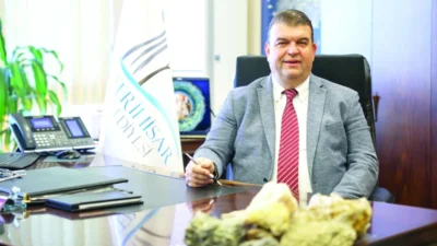 Eski Seferihisar Belediye Başkanı İsmail Yetişkin'in aşk mesajlarıyla yüz binlerce