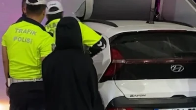 Küçükçekmece'de benzin istasyonundan çıkmak isteyen bir kadın sürücü, fren yerine