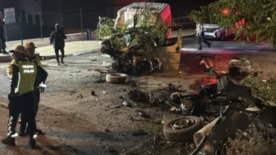 Karabük'te kontrolden çıkan bir işçi servisi, trafik tabelasına çarparak durdu.