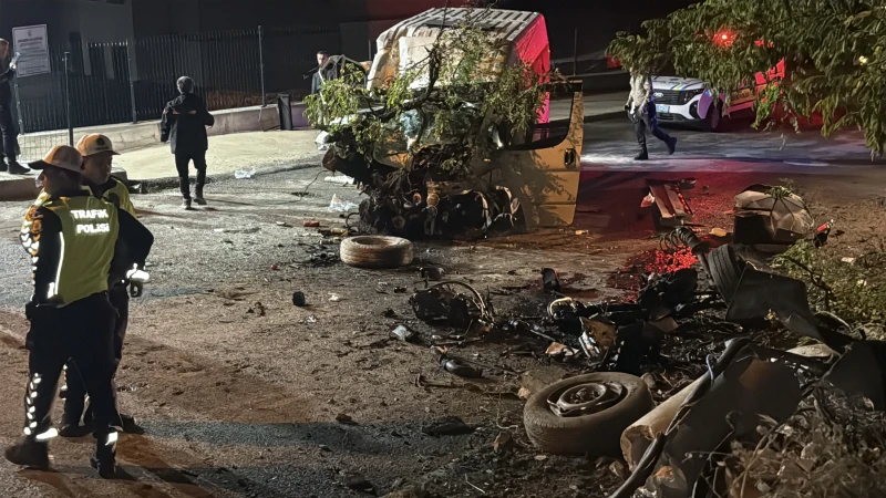 Karabük'te kontrolden çıkan bir işçi servisi, trafik tabelasına çarparak durdu.