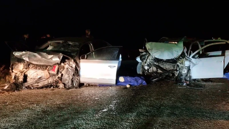 Karaman'da gerçekleşen trafik kazasında iki kişi hayatını kaybederken, beş kişi