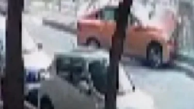 Kayseri Kocasinan'da kontrolden çıkan otomobil tramvay durağına daldı. Kazada 1