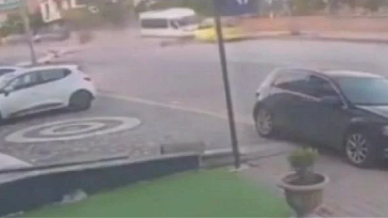 Kayseri'de freni patlayan minibüs, ticari taksiyi önüne alarak sürükledi, taksi