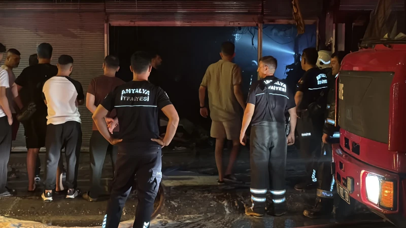 Antalya'nın Kepez ilçesinde çıkan yangında iki iş yeri tamamen kullanılmaz
