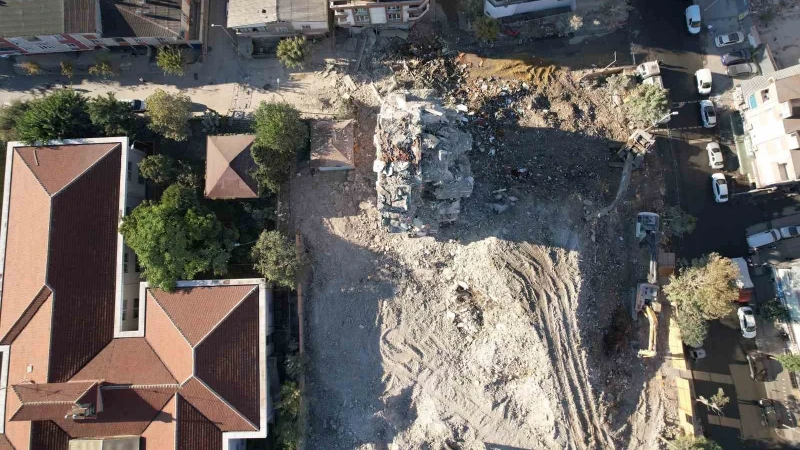 Küçükçekmece'de, kentsel dönüşüm sürecinde bir bina kendiliğinden çöktü. Olayda iki
