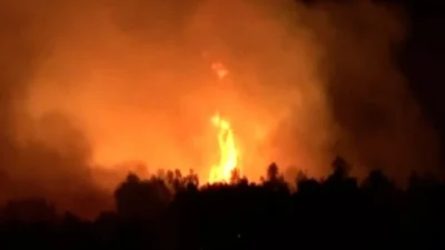 Antalya'nın Kumluca ilçesinde başlayan orman yangını, rüzgarın etkisiyle köylere yayıldı.