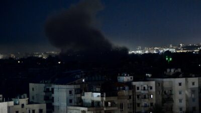 İsrail, Lübnan'ın güney bölgelerine yönelik yoğun hava ve topçu saldırılarını