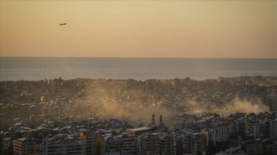 İsrail'in Lübnan'ın güneyine düzenlediği saldırıda iki kişi yaralandı. Saldırılar devam