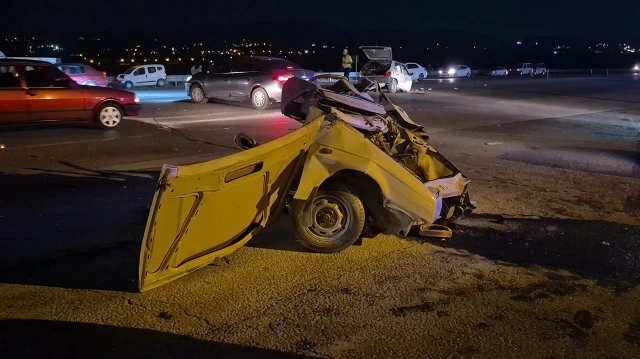 Malatya'da meydana gelen zincirleme trafik kazasında bir otomobil ikiye bölündü,