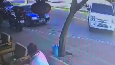 Antalya'nın Manavgat ilçesinde bir kafenin önünde meydana gelen kazada, sürücüsü