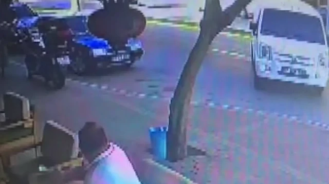 Antalya'nın Manavgat ilçesinde bir kafenin önünde meydana gelen kazada, sürücüsü
