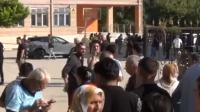 Manisa'nın Turgutlu ilçesinde bir okul önünde gerçekleşen silahlı saldırı, veliler
