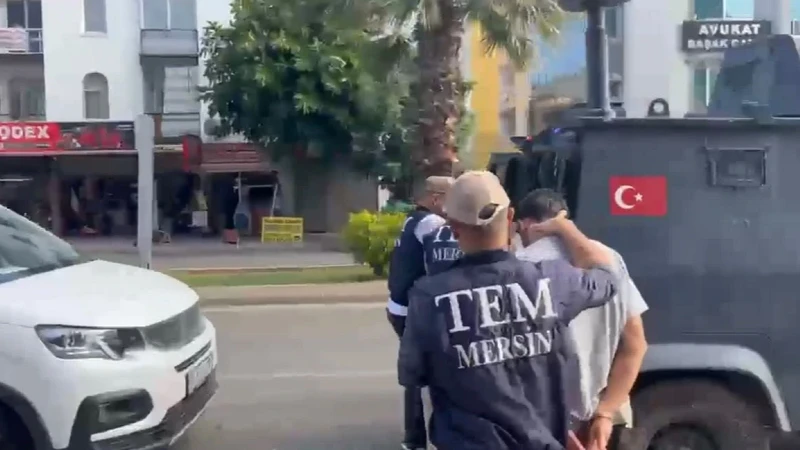 Mersin'de düzenlenen DEAŞ operasyonunda üç yabancı uyruklu şüpheli yakalanarak tutuklandı.