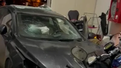Mersin'de bir otomobil, virajı alamayarak galerinin camına çarptı. Olay anı