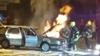 Mersin'de seyir halindeki bir otomobilin motor kısmında çıkan yangın paniğe