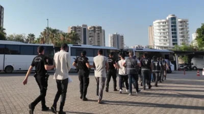 Mersin'de düzenlenen yasa dışı bahis operasyonunda 49 kişi gözaltına alındı.