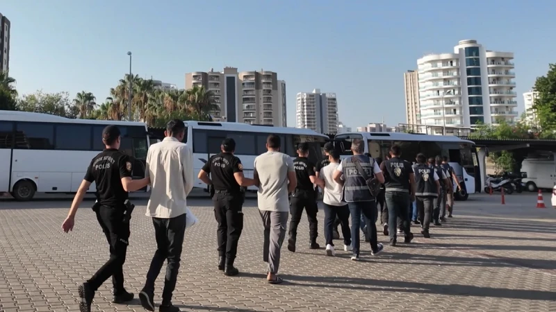 Mersin'de düzenlenen yasa dışı bahis operasyonunda 49 kişi gözaltına alındı.