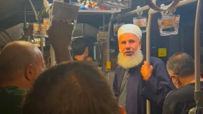 İstanbul'da bir metrobüste tebliğ yapan hocaya müdahale eden yolcular arasında