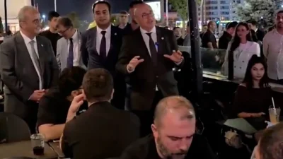 Konya'da bir kafeyi ziyaret eden milletvekilleri, halktan bekledikleri ilgiyi göremedi.