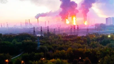Ukrayna'nın Moskova'ya düzenlediği büyük ölçekli İHA saldırısında, yakıt rafinerisi hasar