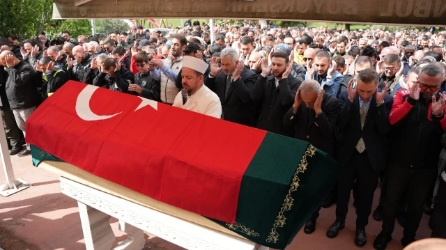 Motosiklet tutkunlarıyla dolu bir konvoy, Cumhur Kahraman için İstanbul'da düzenlenen