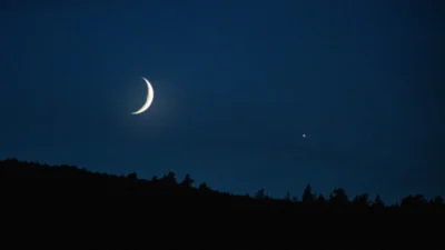 Muğla'nın Milas ilçesinde hilal ve parlak yıldız, gün batımının ardından