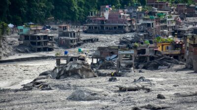 Nepal'deki sel felaketinde hayatını kaybedenlerin sayısı 1114'e ulaşırken, kayıp olan