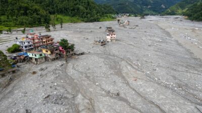 Nepal'de meydana gelen sel felaketi sonrasında tünelde mahsur kalan iki