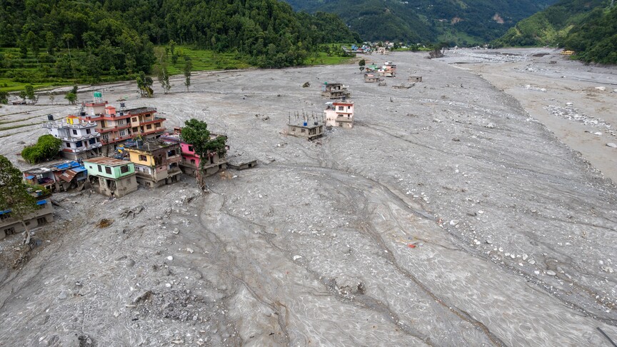 Nepal'de meydana gelen sel felaketi sonrasında tünelde mahsur kalan iki