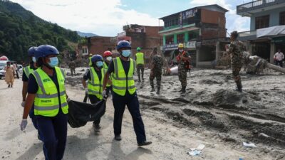 Nepal'deki sel felaketinde hayatını kaybedenlerin sayısı 987'ye ulaştı, arama kurtarma
