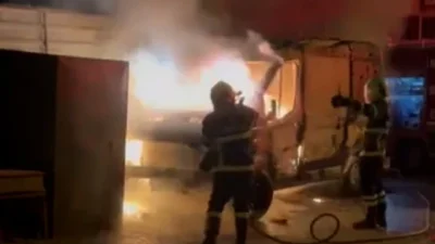 Nevşehir'de park halindeki bir minibüs, yangın sonucu kullanılmaz hale geldi.