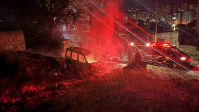 Niğde’nin Şehitler Mahallesi’nde park halindeki hafif ticari araç, çıkan yangın