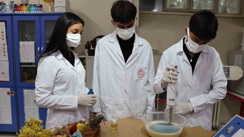 Bolu'da lise öğrencileri, atık bitkisel yağları sabuna dönüştürerek çevre bilincini