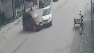 Osmaniye'nin Toprakkale ilçesinde iki otomobilin çarpışması sonucunda iki kişi yaralandı.