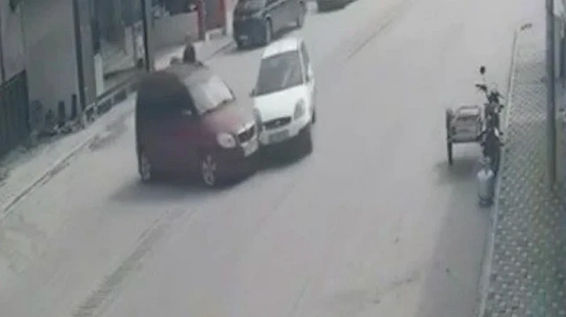 Osmaniye'nin Toprakkale ilçesinde iki otomobilin çarpışması sonucunda iki kişi yaralandı.