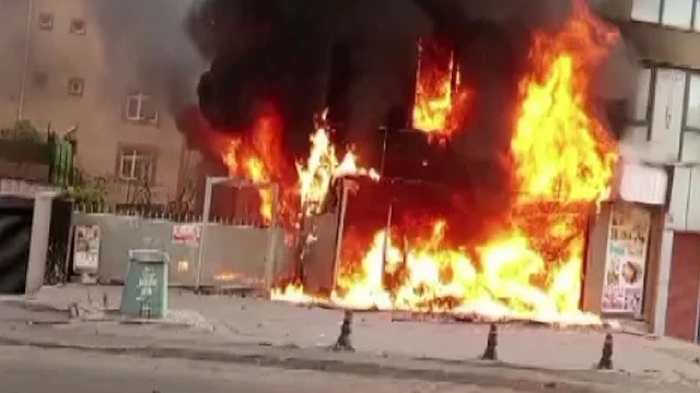 Pendik'te bir iş yerinde çıkan yangın, itfaiye ekiplerinin hızlı müdahalesiyle