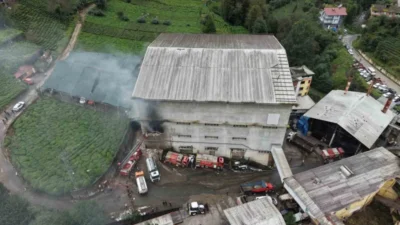 Rize'nin Çayeli ilçesinde bir çay fabrikasında çıkan yangın, can kaybı