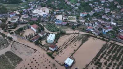 Sakarya'da etkili olan sağanak yağışlar nedeniyle 4 ilçedeki 18 okulda