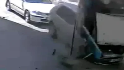 İlkadım ilçesinde istinat duvarından düşen pikap, park halindeki araçların üzerine