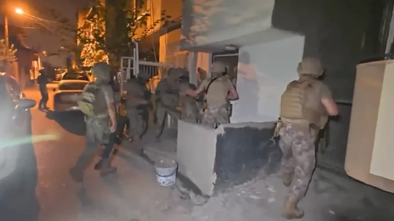 Adana merkezli gerçekleştirilen operasyonda, Şimşekler suç örgütüne yönelik 11 ilde