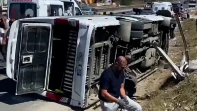 Tekirdağ'da bir yolcu minibüsü, manevra yaparken elektrik direğine çarptı. 3