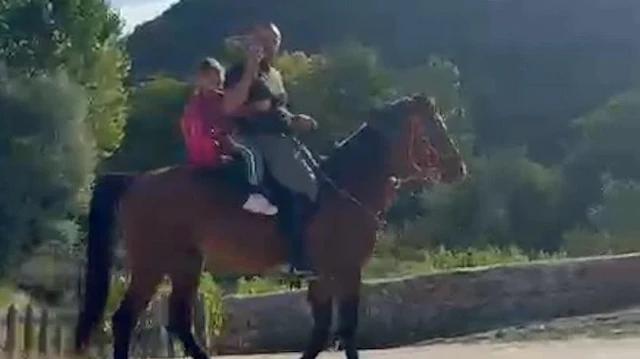 Tokat'ta bir vatandaş, yeğeninin okul heyecanına ortak olmak için onu