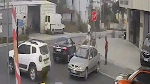 Kapaklı'da geri manevra yapan sürücü, 'DUR' tabelasına çarptıktan sonra öfkesine