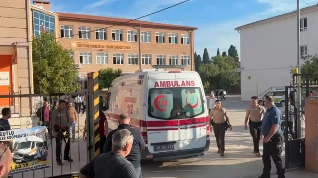Manisa'nın Turgutlu ilçesindeki bir lisenin önünde gerçekleşen silahlı saldırıda yaralanan