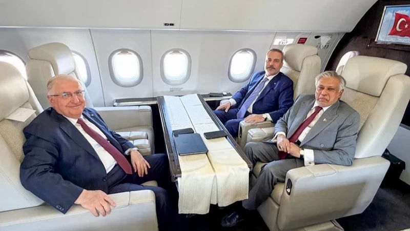 Hakan Fidan ve Yaşar Güler, Pakistan Dışişleri Bakanı ile birlikte