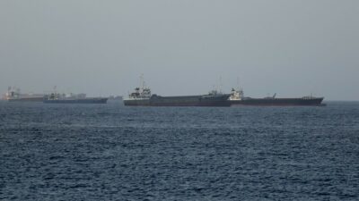 Hürmüz Boğazı'ndan geçen bir tanker, Umman açıklarında kaynağı belirsiz mühimmatlarla