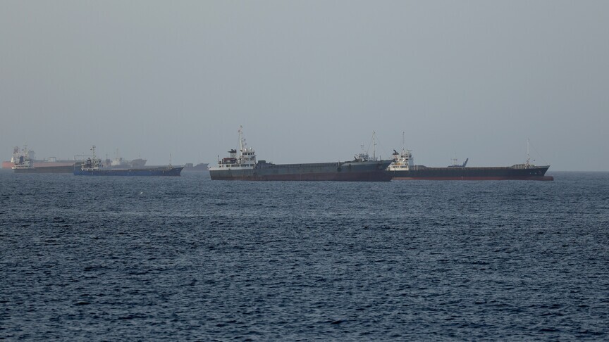 Hürmüz Boğazı'ndan geçen bir tanker, Umman açıklarında kaynağı belirsiz mühimmatlarla