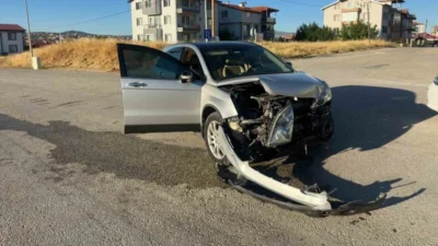 Uşak'ta gerçekleşen trafik kazasında bir çocuk ile iki yetişkin yaralandı.