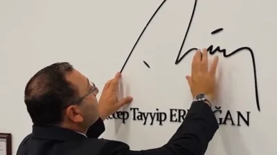 Üsküdar Belediye Meclisi'nde yeni başkan vekili Dündar Ziya Gültekin, engellilere