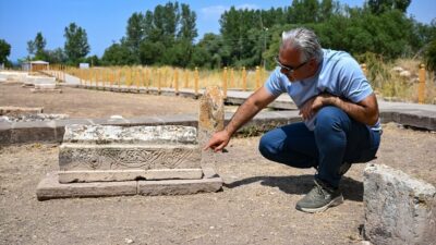 Van'da gerçekleştirilen kazı çalışmalarında, çevgan motifli çocuk mezar taşı bulundu.